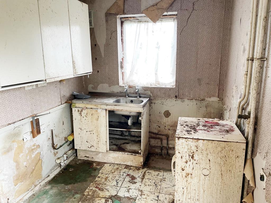 Lot: 127 - HOUSE IN NEED OF REFURBISHMENT AND REPAIR - kitchen in need of replacement